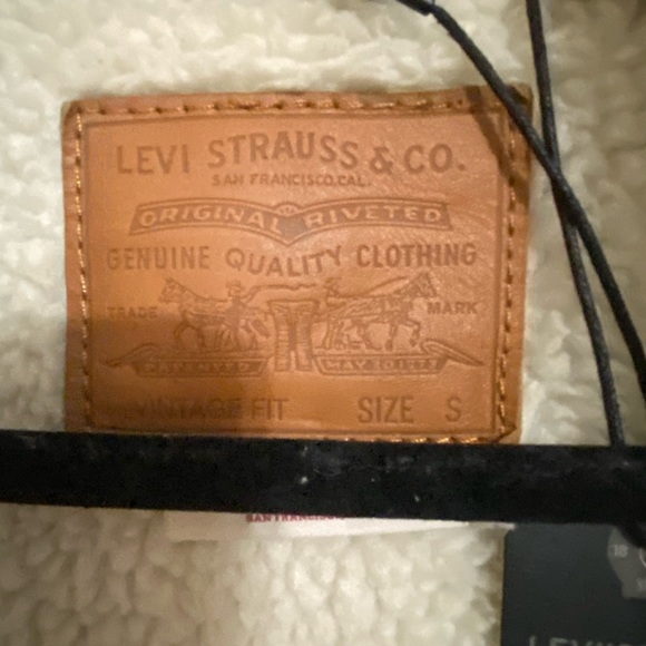 Levi's Men's Denim Sherpa Lined Insulated Trucker Denim Jacket, Light Wash, S - Picture 3 of 12